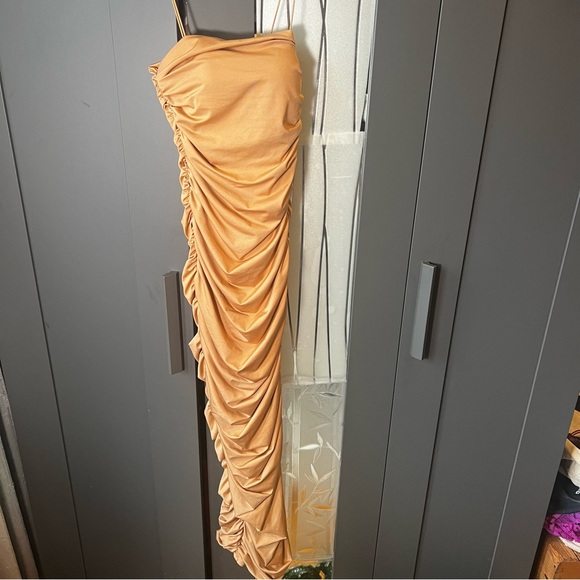 Oh Polly
Keep it Simple
Ruched
Midaxi Dress
Size 2 - Picture 4 of 9